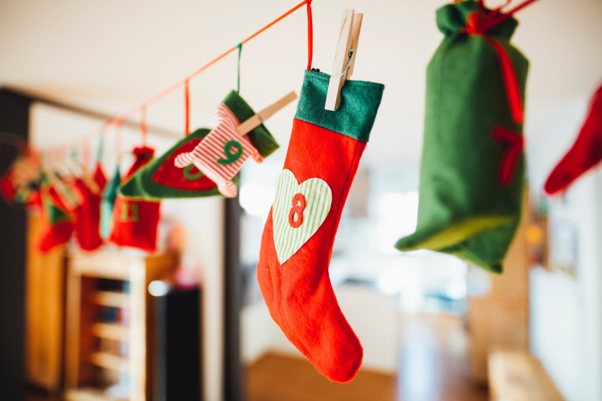 Calze di Natale Vuota Grande Calza dal Design Tradizionale Rosso e Bianco Jonami 10 Calze Befana da Riempire Decorazioni e Accessori di Natale da Appendere. 