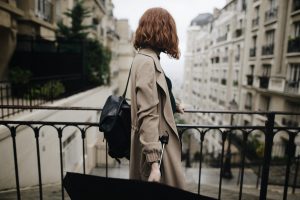 Trench da donna: il capo moda “must have” per l’autunno