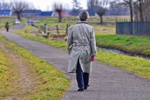 Trench da uomo: un modello intramontabile per affrontare l’autunno