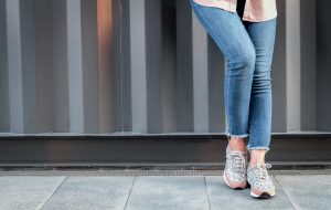 Jeans economici da donna: cinque proposte glamour a meno di 50€